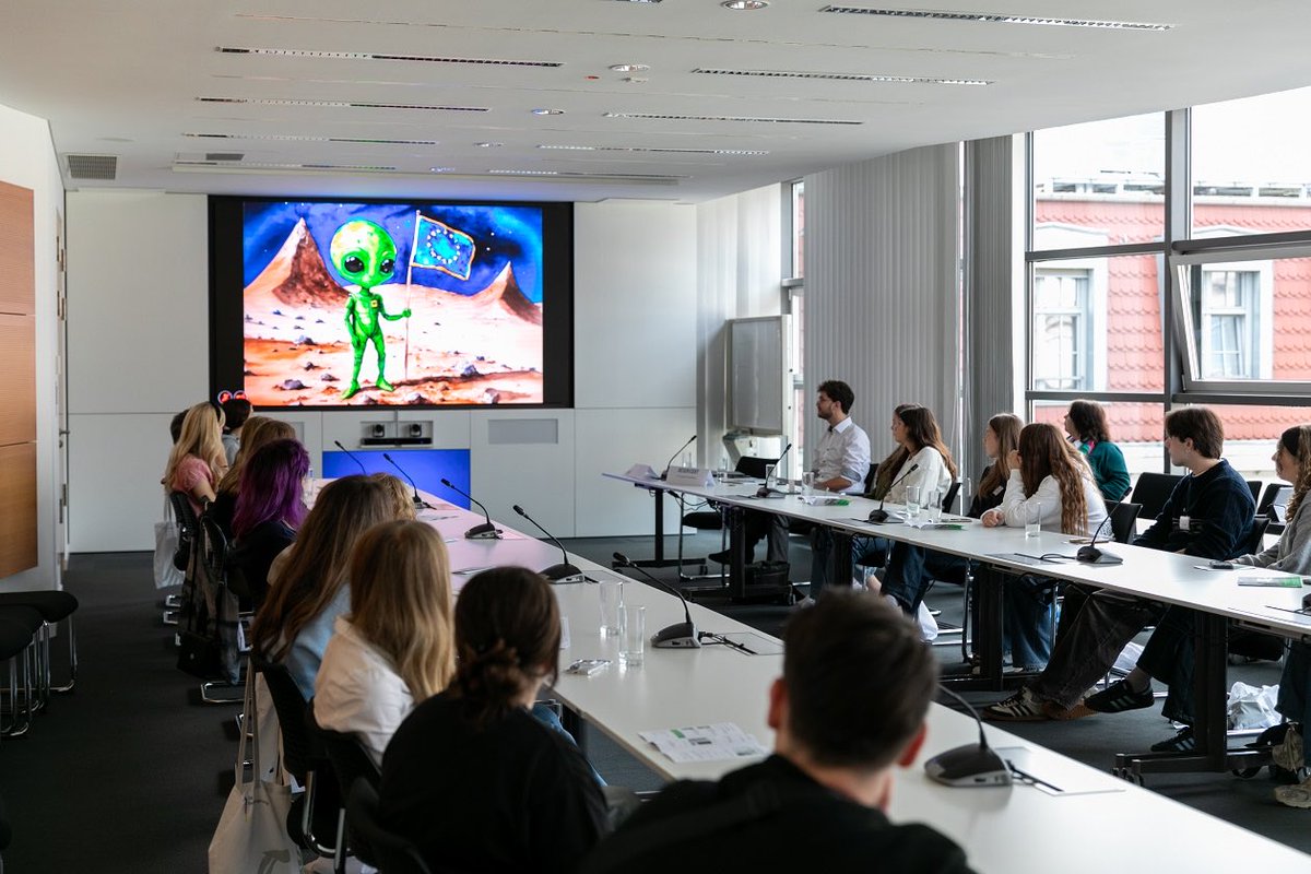 Herzlichen Glückwunsch an die PreisträgerInnen des Europäischen Wettbewerbs <a href="/EBD_EW/">Europäischer Wettbewerb</a>. Sie waren fantastisch kreativ zum Thema  „Europa (un)limited“  - und unser Gespräch sehr inspirierend. Was für ein tolles Beispiel engagierter EuropäerInnen! 
#EW2024