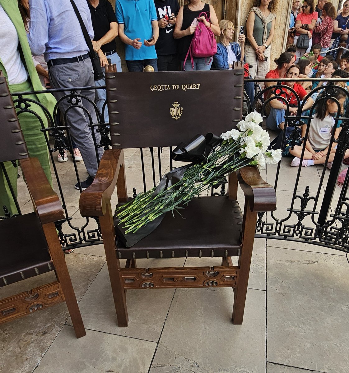 Hoy, antes de comenzar la sesión, se ha guardado un minuto de silencio y los Síndicos han depositado unas flores en la silla del Síndico de Quart, Lorenzo Hueso Gabriel, q.d.e.p. , fallecido el pasado martes.