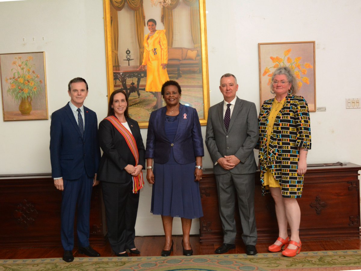 Canada à la Barbade et l’OECO (@hccanbarbade) on Twitter photo S.E. Brenda Wills a présenté ses #LettresDeCréance à la présidente de la Barbade, S.E. la très hon. Dame Sandra Mason le 9 octobre.
La haute-commissaire Wills et la présidente Mason ont eu un échange chaleureux, soulignant la relation durable #CanadaBarbade.
<a href="/bhwills/">Brenda Wills</a> <a href="/CanadaPE/">Pol. étrangère CAN</a> S.E. Brenda Wills a présenté ses #LettresDeCréance à la présidente de la Barbade, S.E. la très hon. Dame Sandra Mason le 9 octobre.
La haute-commissaire Wills et la présidente Mason ont eu un échange chaleureux, soulignant la relation durable #CanadaBarbade.
<a href="/bhwills/">Brenda Wills</a> <a href="/CanadaPE/">Pol. étrangère CAN</a>