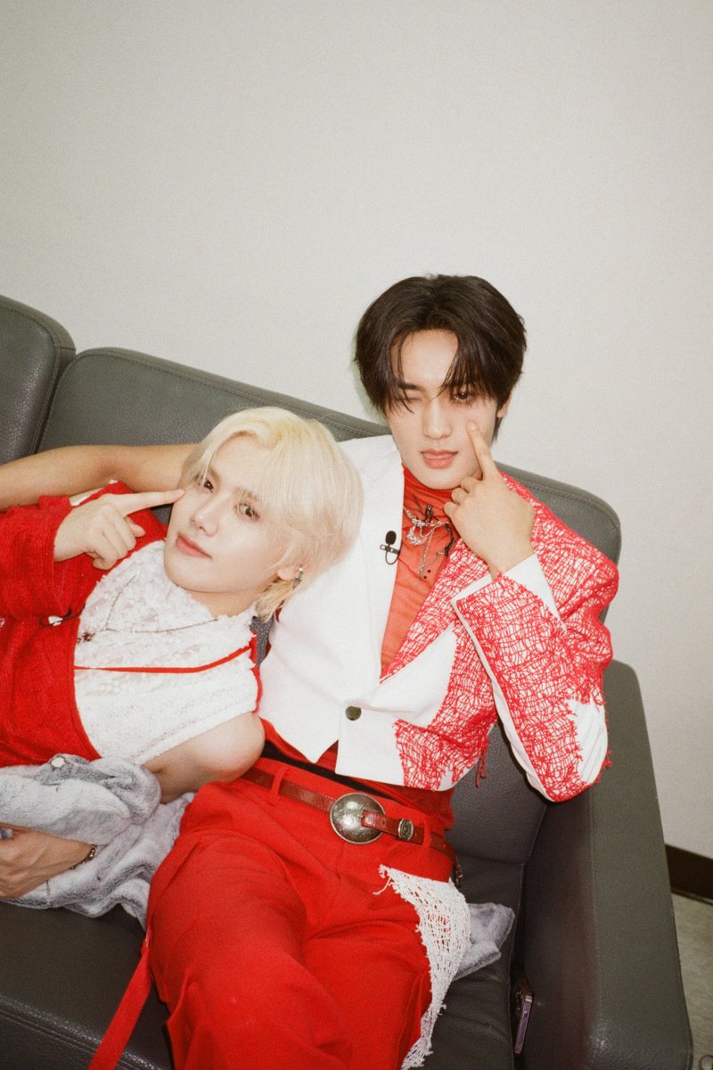 [📸]
우리의 시선이 마주 닿는 순간☀
⠀
#CRAVITY #크래비티
#민희 #태영
#로드투킹덤 #ROADTOKINGDOM
#C_SUN #시_선