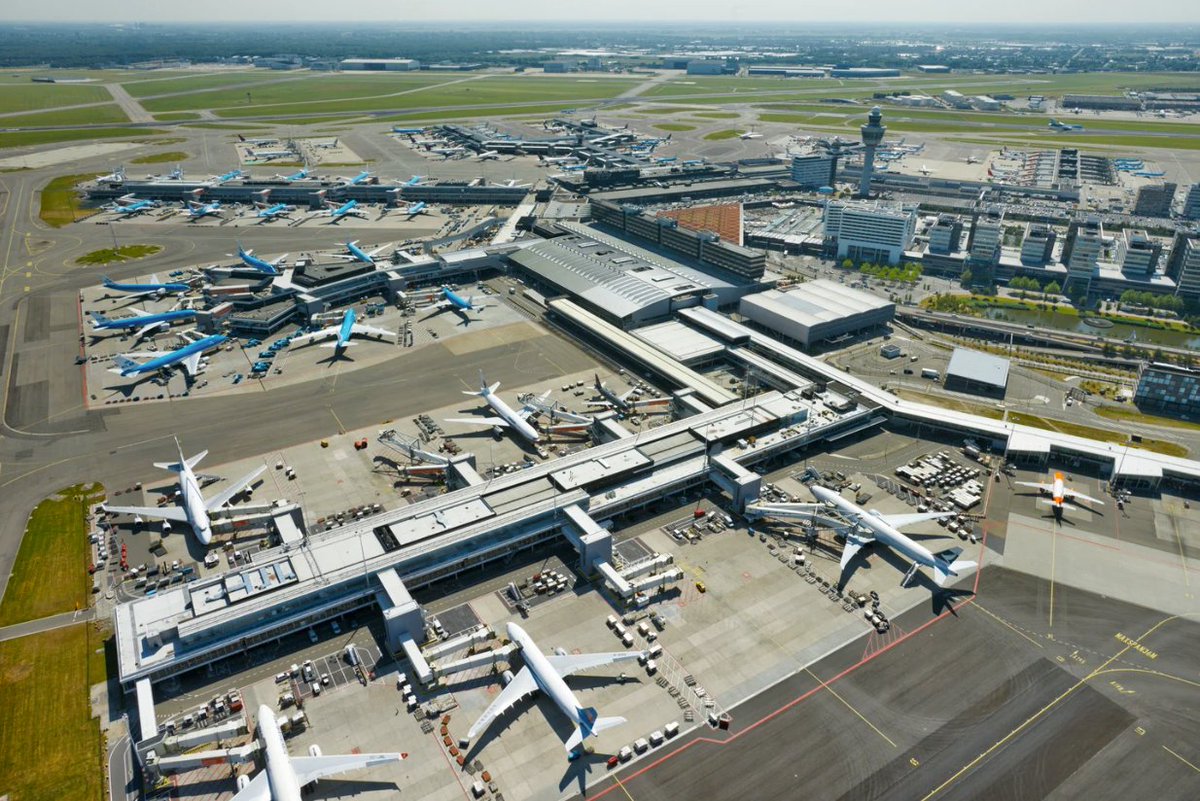PaulWuerslin's tweet photo. By using dedicated 5G spectrum, Schiphol Airport will enhance operational efficiency, security, and customer experience, while future-proofing its infrastructure. https://t.co/hKelf8aig2 https://t.co/YB87rSu7Rb