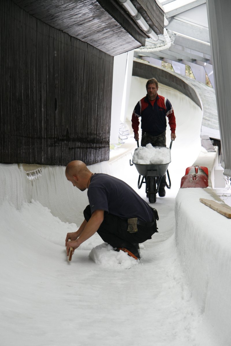 Am 26.10, wird die #Bobbahn zur Gourmetmeile. An 6 Stationen entlang der Bahn gibt es Leckeres zu essen und zu trinken. Zu der Zeit ist die Eineisung im vollen Gange. Der Eismeister wird das Prozedere erklären. winterberg.de/aktivitaeten-e…
#skiliftkarussell #winterberg #sauerland