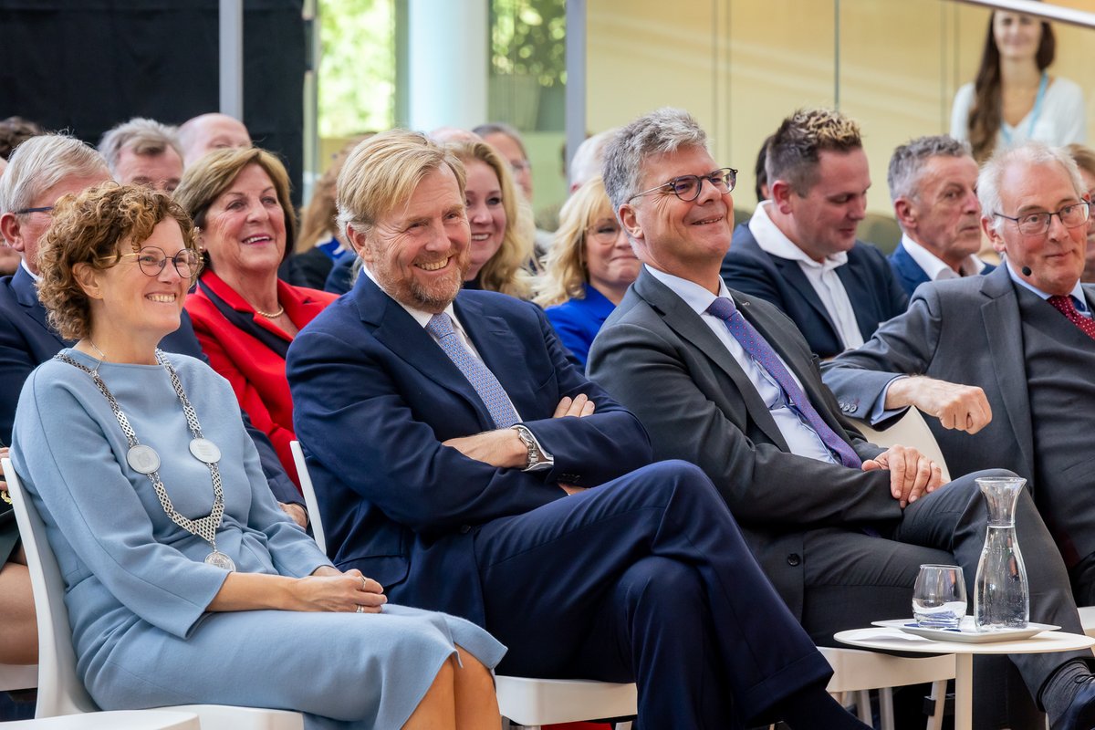 LIFE NEW HYTS (@lifenewhyts) on Twitter photo Koning Willem-Alexander opende het grootste productiestation voor groene waterstof van <a href="/Hysolar_NL/">Hysolar</a> bij <a href="/KWR_Water/">KWR Water Research Institute</a> in <a href="/Gem_Nieuwegein/">Gemeente Nieuwegein</a>. Groene waterstof voor het openbare waterstoftankstation bij <a href="/JosScholman/">Jos Scholman</a>.
lifenewhyts.eu/koning-willem-…
#WaterstofUtrecht #waterstofinmobiliteit Koning Willem-Alexander opende het grootste productiestation voor groene waterstof van <a href="/Hysolar_NL/">Hysolar</a> bij <a href="/KWR_Water/">KWR Water Research Institute</a> in <a href="/Gem_Nieuwegein/">Gemeente Nieuwegein</a>. Groene waterstof voor het openbare waterstoftankstation bij <a href="/JosScholman/">Jos Scholman</a>.
lifenewhyts.eu/koning-willem-…
#WaterstofUtrecht #waterstofinmobiliteit