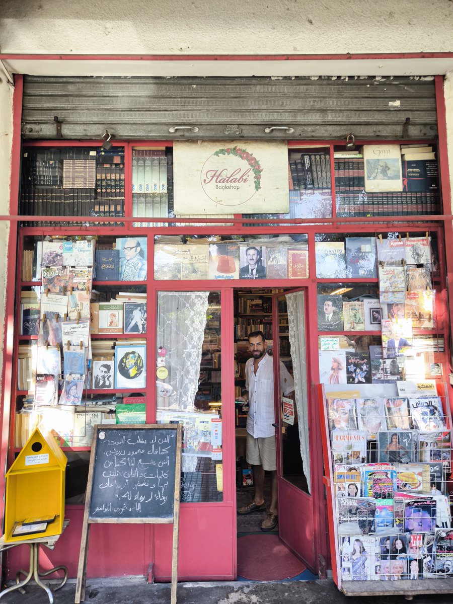 isaacjmartin's tweet image. Una de las víctimas en una guerra es la cultura. Pero en la del Líbano, también se puede usar para intentar superar las traumas, una nueva misión que tienen las librerías en Beirut.

Para @EFEnoticias con @anna_ohan desde Beirut

🎥youtube.com/watch?v=tGlv-H…