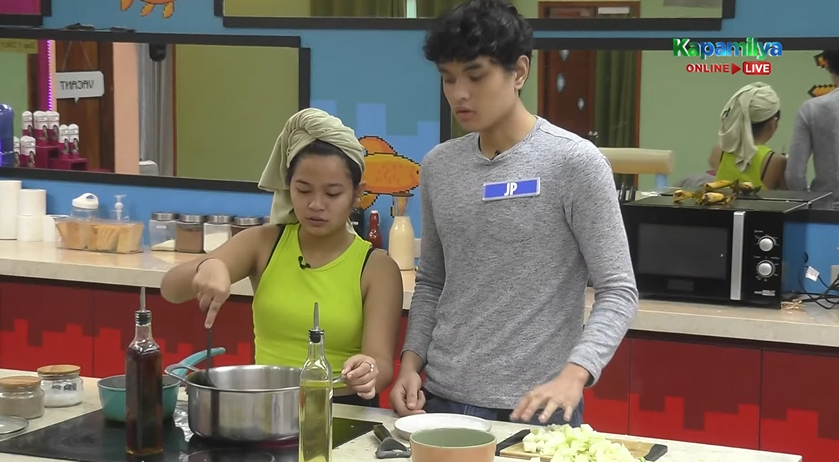 PBBSeasonUpdate's tweet photo. Si Kolette nilibang muna si JP sa pamamagitan ng pagluluto. 

#PBBGen11BigLie https://t.co/OYnC2nRHoT
