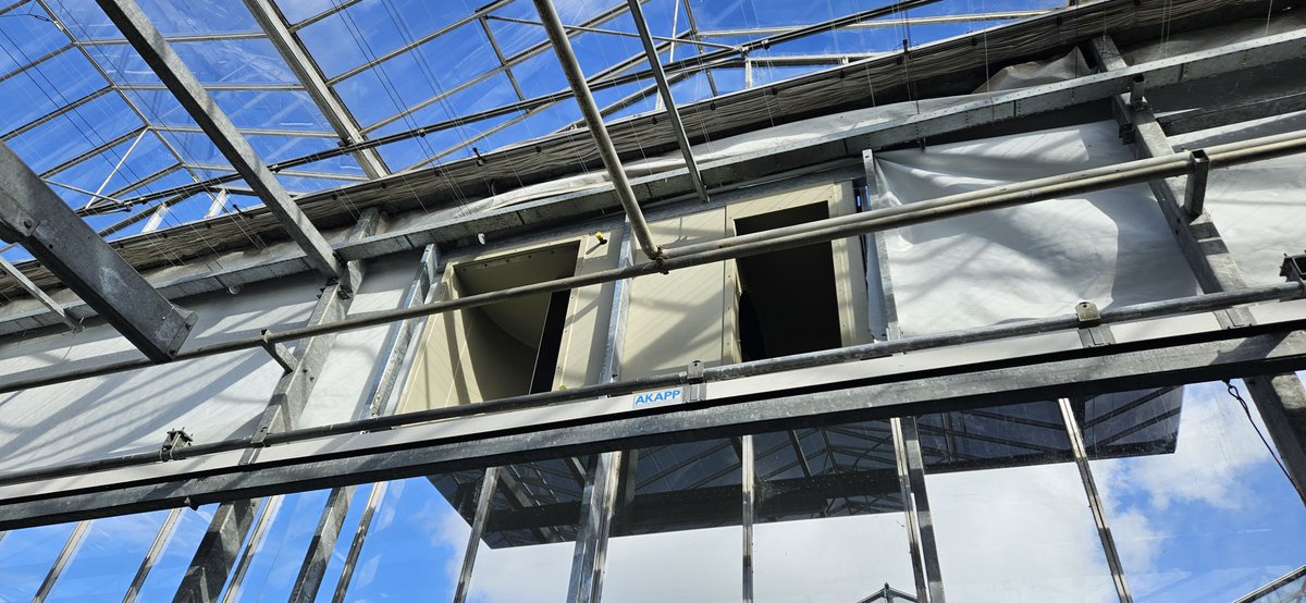 Eigenlijk zijn wij elke dag wel met duurzaamheid bezig, maar het is goed om er op De Dag van de Duurzaamheid nog eens extra bij stil te staan. Zo zijn wij nu bij KP Holland LBK's aan het monteren waarmee zij kunnen ventileren onder gesloten schermen en daarmee energie besparen.