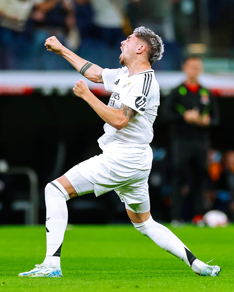 SeputarMadrid's tweet photo. 🚨 Sang Elang memimpin! 🦅

Semua orang di klub menyadari bahwa suatu saat Fede Valverde akan menjadi kapten tim. Tanpa kehadiran Carvajal, klub menganggap Valverde sebagai pemimpin di lapangan, baik dengan maupun tanpa ban kapten.

Dengan absennya sang bek kanan, ia mengemban tanggung jawab tambahan sebagai kapten ketiga tim. Di ruang ganti, sudah menjadi pandangan umum bahwa dengan kepribadiannya, suatu hari nanti ia akan menjadi kapten utama. @diarioas