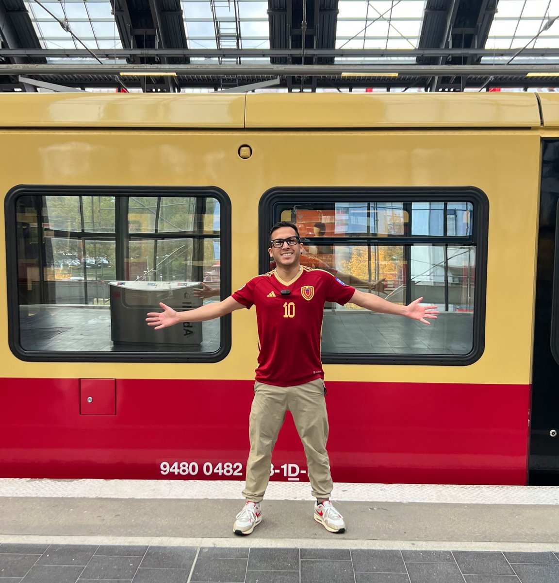 Alex Tienda (@alextienda) on Twitter photo Hoy juega nuestra querida VINOTINTO!
Desde Alemania ya estamos listos, apoyando y por supuesto, hoy portando la de gala! 😎🇻🇪🇩🇪
Vamos <a href="/SeleVinotinto/">La Vinotinto</a> !! 🙌🏼💪🏼 Hoy juega nuestra querida VINOTINTO!
Desde Alemania ya estamos listos, apoyando y por supuesto, hoy portando la de gala! 😎🇻🇪🇩🇪
Vamos <a href="/SeleVinotinto/">La Vinotinto</a> !! 🙌🏼💪🏼