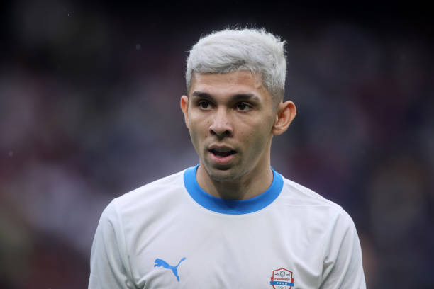Mercado_Ingles's tweet photo. Julio Enciso contó que "casi muere" tras sufrir un desmayo en el avión cuando aterrizaba en Ecuador previo al partido de Eliminatorias con Paraguay.

"Me duele la cabeza. Casi me morí, me desamayé en el avión. Estaba sin fuerzas, no comí ni dormí bien. En un momento me levanté para ir al baño y sentí que estaba cayendo. Un tipo me agarró y llevó hacia el frente, me hizo tomar coca y una sopa japonesa y eso me hizo bien."