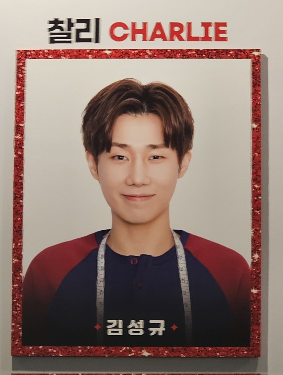 아 잘쌩겼따~ 하고 공연보고 나오니까 진짜 먼 꼬마찰리가 떡하니 붙어잇음ㅜㅜ 바부아냐?