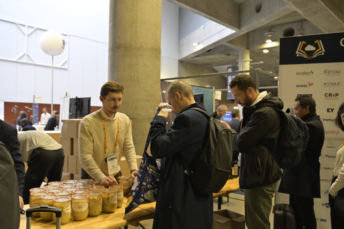 C'est bientôt la fin de la #ConventionUSF ! 🔔

🍪 Après un goûter bien mérité avec toute l'équipe de l'USF et quelques cadeaux lillois, c'est l'heure des derniers échanges et prises de contact.