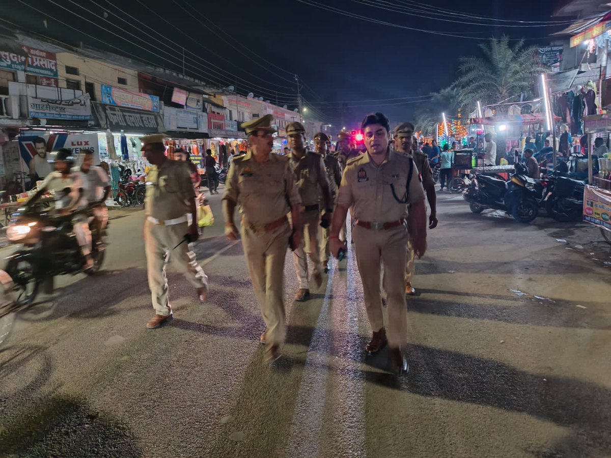 maharajganjpol's tweet photo. #MaharajganjPolice
शारदीय नवरात्रि, दशहरा, विजयादशमी के दृष्टिगत सुरक्षा एवं कानून व्यवस्था सुदृढ़ बनाए रखने हेतु #ASP_MRJ द्वारा कस्बा महराजगंज के मुख्य चौराहों व भीड़-भाड वाले स्थानों पर पैदल गश्त किया गया। आमजनमानस व व्यापारियों से संवाद कर सुरक्षा के प्रति आश्वस्त किया गया। https://t.co/iknp4C6zVh