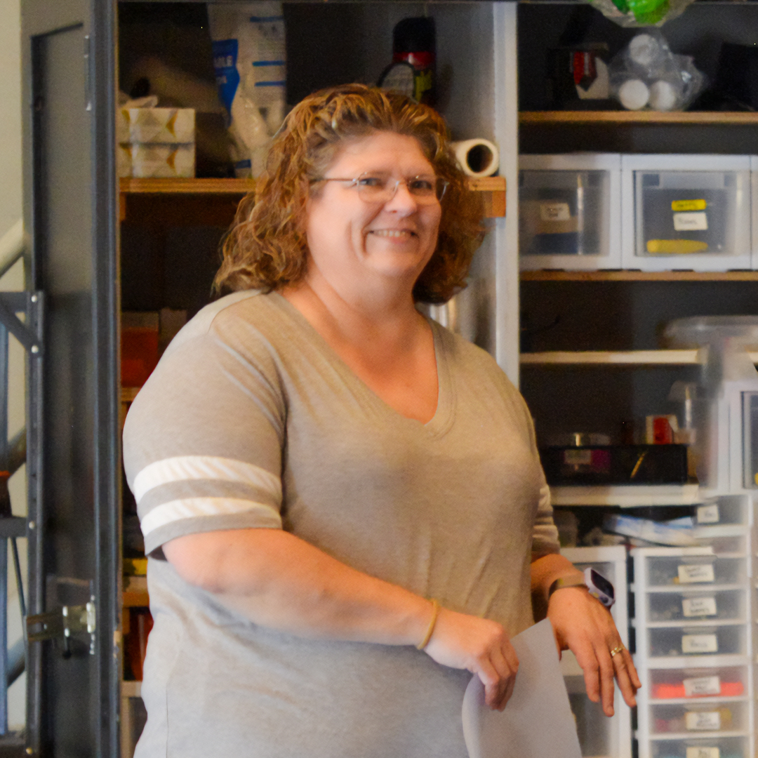 Delaware_REP's tweet image. Happy #InternationalStageManagementDay ! Thank you, Kari, and your merry band of stage management helpers.
#WeAreTheREP #DelawareREP #ResidentEnsemblePlayers #Theatre