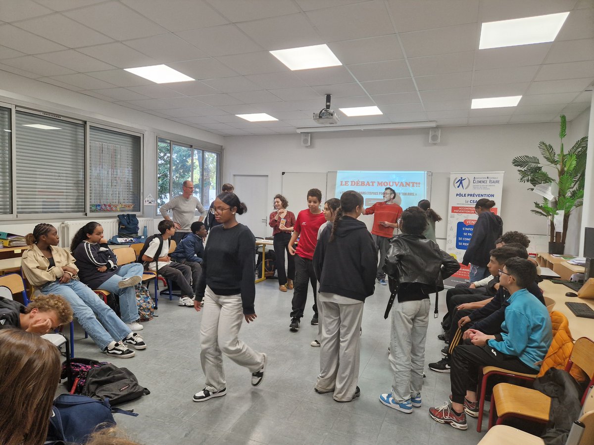 Journée sécurité-citoyenneté pour les élèves de 4ème du <a href="/CollegeJolimont/">Collège Jolimont 📚</a> :
🔍 Escape Game
💬 Débat mouvant
🦺 Rappel des règles de sécurité liées à l’usage des deux-roues
❔ Questions-réponses avec les policiers
Merci à tous les partenaires pour ces animations auprès des élèves !