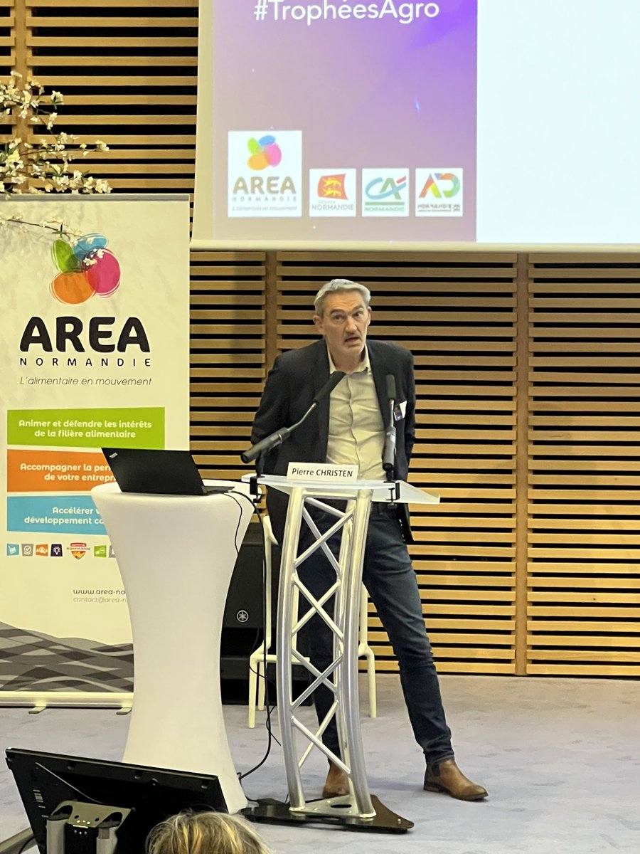 Jean-Luc PERROT, directeur <a href="/Pole_Valorial/">Valorial</a> introduit la soirée dans la continuité de l'#Estivalorial et rappelle les enjeux #RSE
#TropheesAgro2025 🏆