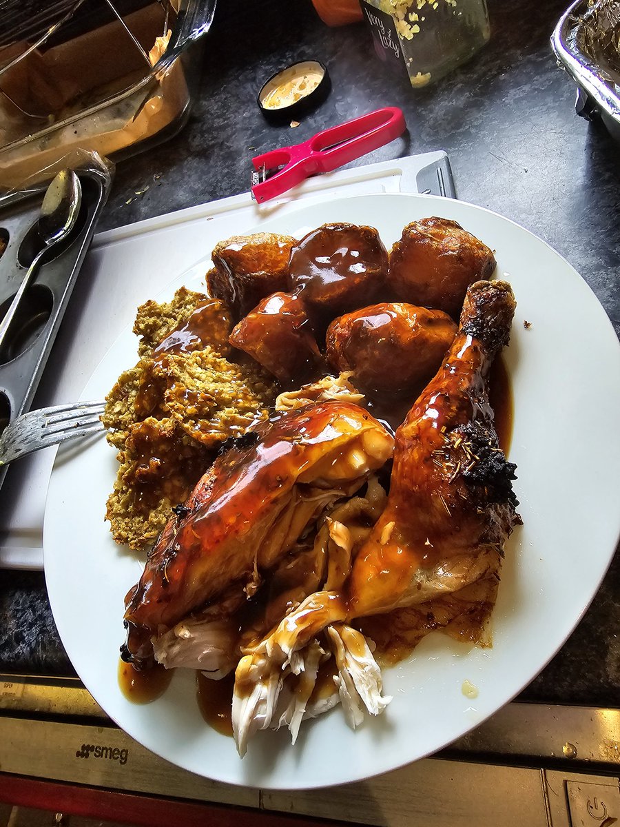 FemboiCooking's tweet image. its been a hot minute since i did a roast dinner, so when the little tesco had a whole chicken for £2, i just had to
