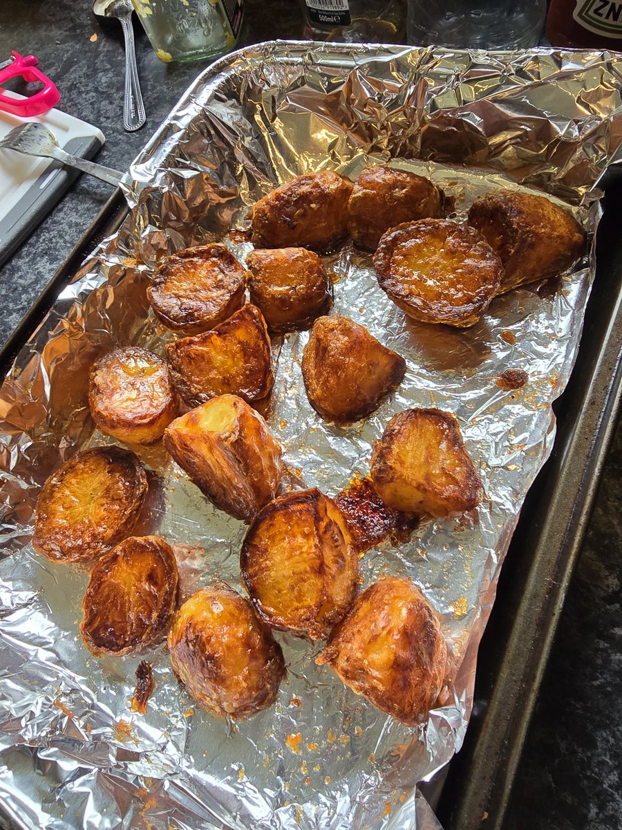 FemboiCooking's tweet image. its been a hot minute since i did a roast dinner, so when the little tesco had a whole chicken for £2, i just had to