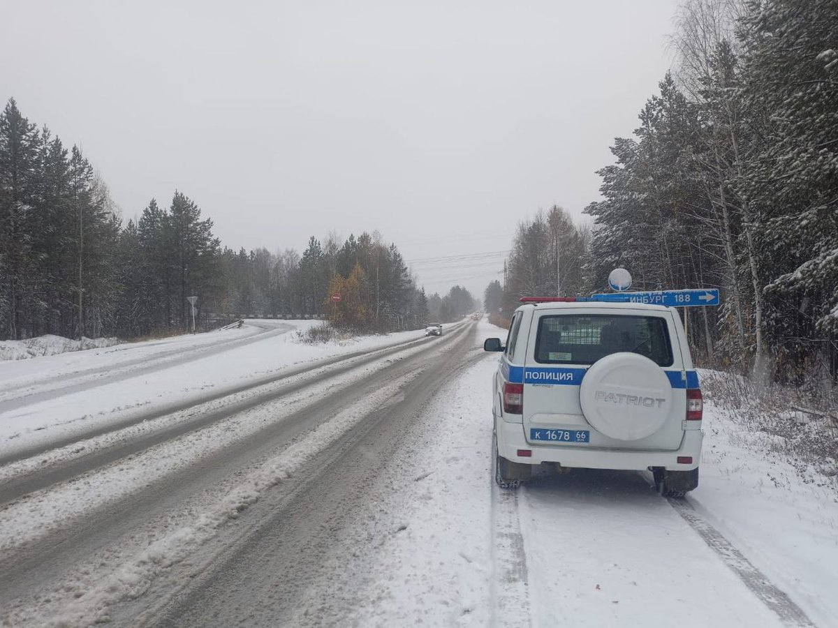 factsprime35's tweet photo. Heavy snowfall hits Nizhny Tagil, Sverdlovsk Oblast, Russia!
Severe weather conditions cause disruptions in daily life and transportation.
Roads and schools closed, flights delayed.
Residents advised to stay indoors and follow local updates.
#RussiaSnow #NizhnyTagil https://t.co/EYE6ZrmU2x