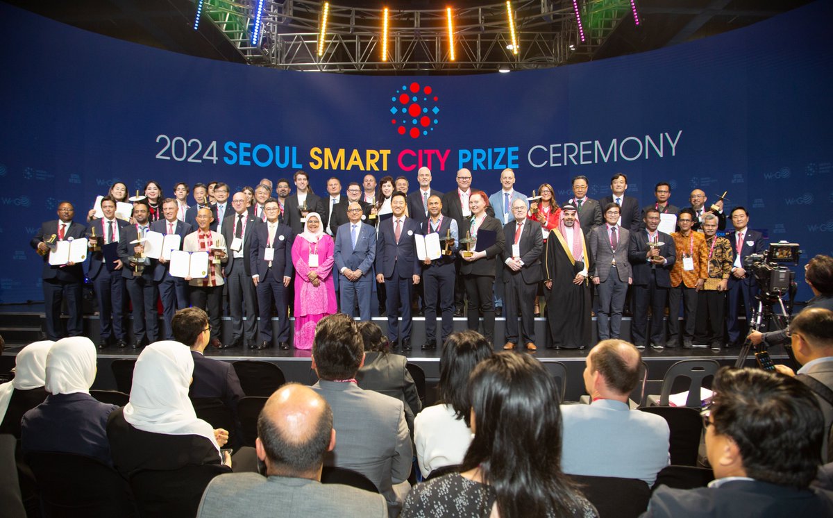 بعد أن حققتها #المدينة_المنورة خلال العام الماضي 2023..
سعدت بتسليم جائزة #سيؤول للمدن الذكية للفائزين بالنسخة الجديدة عن فئة المشاريع المتمحورة حول الإنسان، في حفل الجائزة الذي يُقام ضمن أعمال منتدى أسبوع الحياة الذكية 2024م.