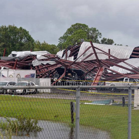 #Mundo 🌀🌧️El huracán Milton tocó tierra en Florida, la noche de este miércoles, cerca de Siesta Key, como un peligroso huracán categoría 3.

Cuatro personas han sido confirmadas muertas en el condado de St. Lucie, Florida.

veras.mx/asi-toco-tierr…