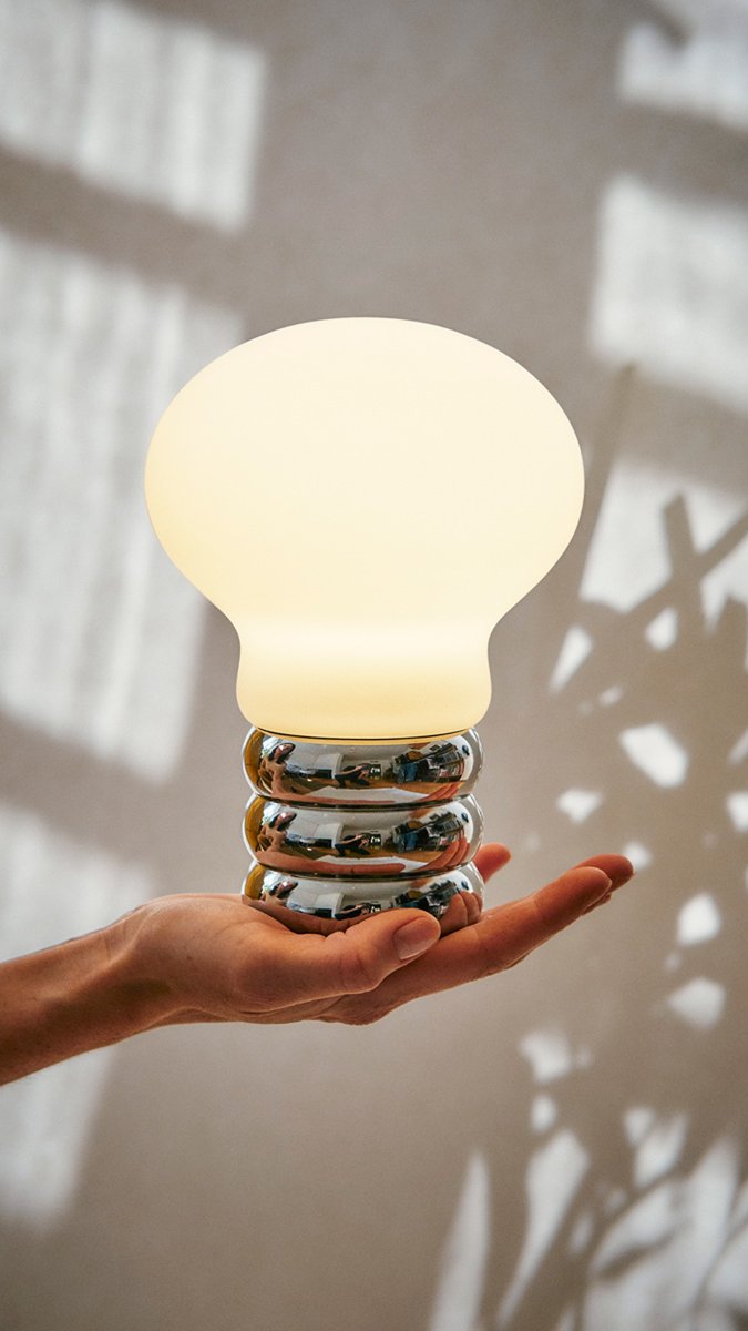 stillucestore's tweet image. B.Bulb è il nuovo design del 1966, ma più piccola, portatile e ricaricabile 🤗
Puoi trovare B.Bulb scontatissima nella sezione #LampadeKMZero di #StilluceStore 👀

stilluce-store.it/prodotto/ingo-…

La casa comincia dalla Luce.
#IngoMaurer #IngoMaurerGMBH