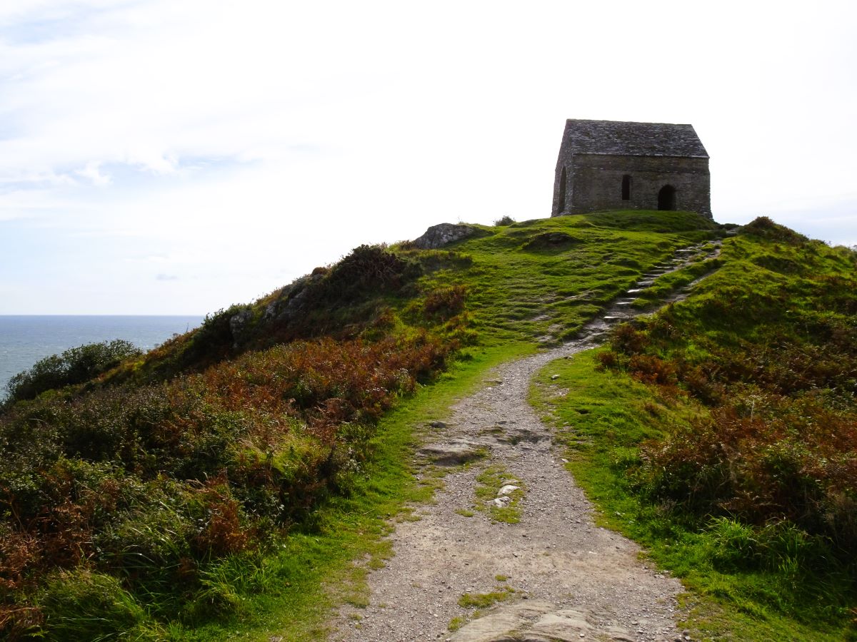 SueC_WordLoft's tweet photo. At the top of Rame Head, St Michael's Chapel is enchanting. Candles rest in alcoves in memory of loved ones, and windows look out to sea. No wonder it doubled up as a lighthouse centuries ago. 
New blog post: https://t.co/cnwoqBazCv… 
#ramehead #southwestcoastpath #cornwall https://t.co/tOGChwJU6u