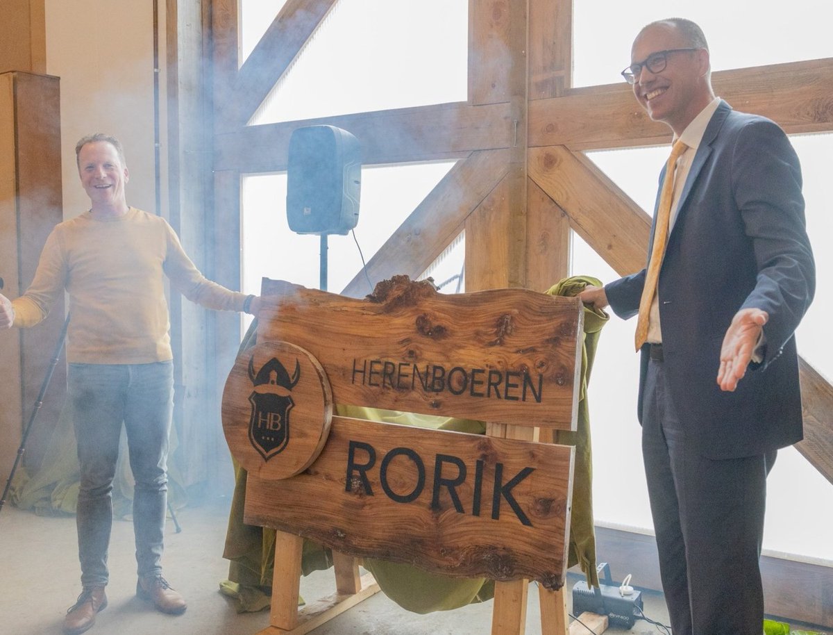 FEESTELIJKE 🎉 OPENING! In het bijzijn van ruim 100 belangstellenden werd één van de nieuwste Herenboerderijen, Herenboeren Rorik, officieel geopend. Met een vikinghelm in plaats van een kroontje... 👑❓ De reden hiervoor (en meer) lees je op onze website: herenboeren.nl/opening-rorik/