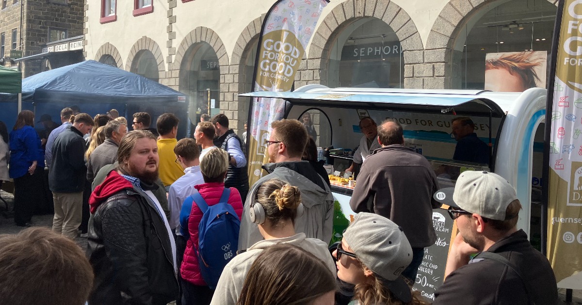 Wow the Market is buzzing with people enjoying an amazing variety of street food! Big shoutout to #ATableinGuernsey for organising! We even bumped into TikTok star @SpudManArmy🤩. It's on till 7pm – perfect for grabbing tea with the kids or a bite after work. Don’t miss out! 🌮🍔