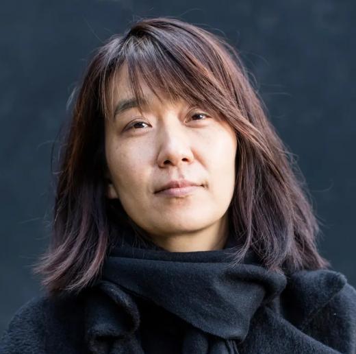 Tiene 53 años y el premio Nobel de Literatura 2024: Han Kang ✨️ 
Ganó el premio Man Booker de ficción 2016 con "La vegetariana".
-
No conocía su trabajo, pero después de leer el argumento de su novela y siendo yo vegetariana por más de una década, sin duda buscaré su trabajo 📚