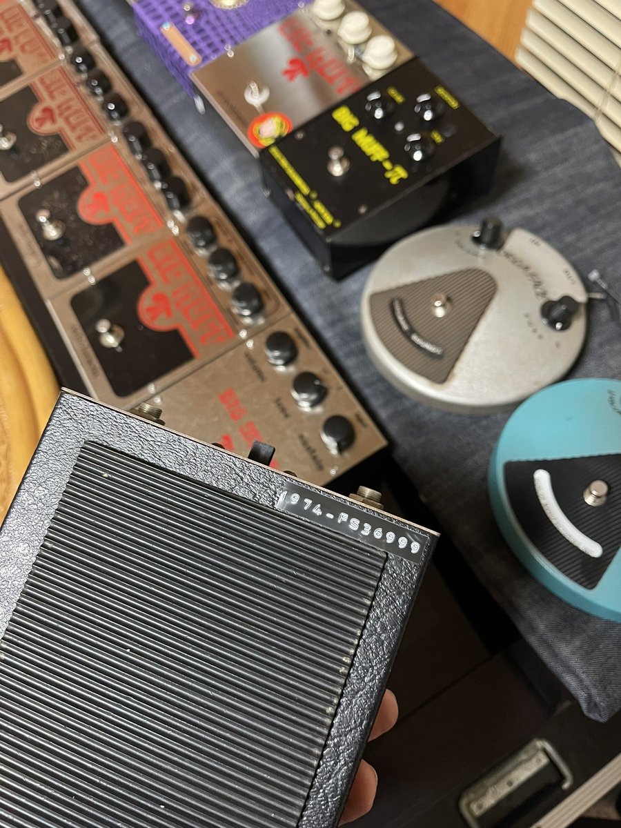 Paolo0823's tweet photo. BIG MUFFのトランジスタ。
どれが何だかすぐ忘れるので全機種に裏面にテープライターで。
この個体差がBIG MUFFの魅力!
#FS36999
#2N5087
#2N5088
#2N5133
#MPSA18
#BC550C
#OPAMP
#BIGMUFF https://t.co/UXLxvo0y06