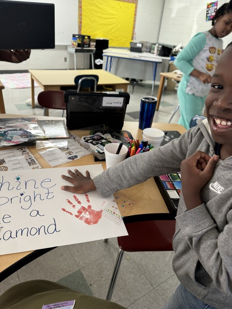 Ecorseschools's tweet photo. Pics of my Ms. Levering’s class decorating their poster for the float! #Lit’tle Raiders Pride #BuncheShinesBright! https://t.co/BVFyTpENg2