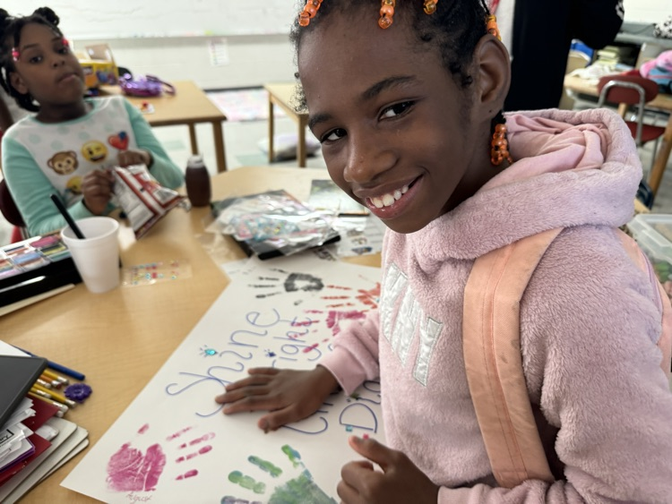 Ecorseschools's tweet photo. Pics of my Ms. Levering’s class decorating their poster for the float! #Lit’tle Raiders Pride #BuncheShinesBright! https://t.co/BVFyTpENg2
