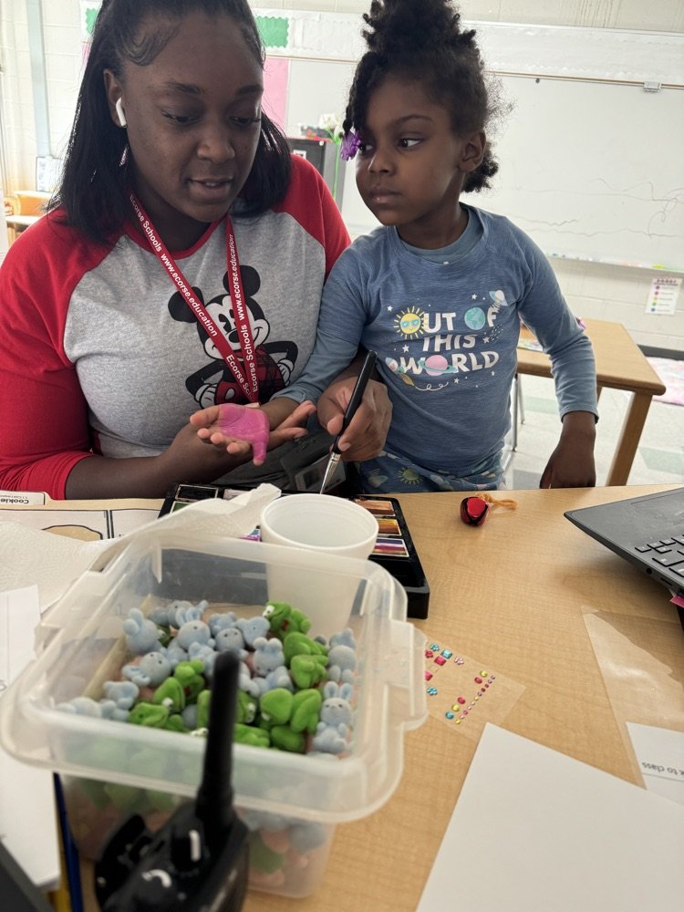 Pics of my Ms. Levering’s class decorating their poster for the float! #Lit’tle Raiders Pride #BuncheShinesBright!