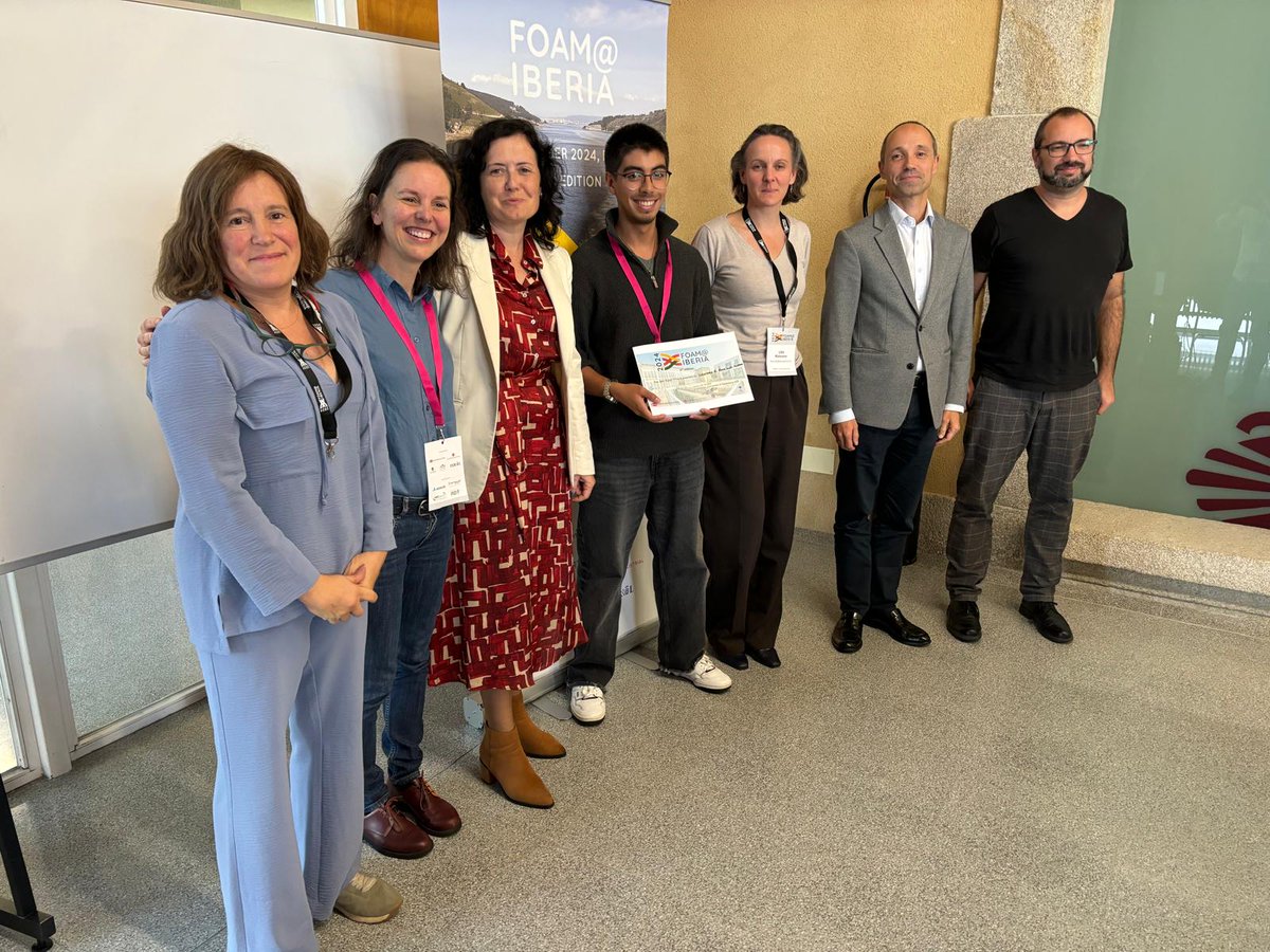 🥇 Best poster prize  went to Leandro Rodríguez, with the contribution "Simulation of an  industrial vacuum carburizing furnace using OpenFOAM", here  congratulated by the vice-chancellor of the Campus of Ferrol, Ana Ares.