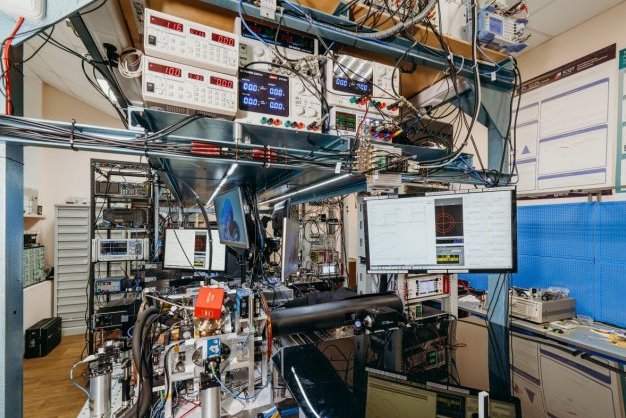 piratafm1's tweet image. Um #computador de íons quânticos de 50 qubits foi desenvolvido por um grupo científico do Centro Quântico Russo e do Instituto Físico Lebedev da Academia Russa de Ciências (FIAN). No momento é o computador quântico mais poderoso da #Rússia.