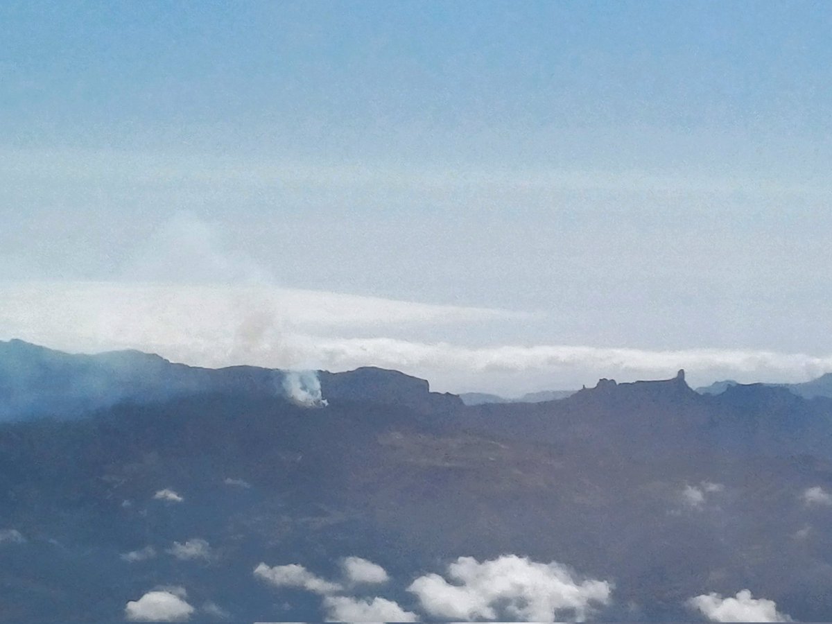 ChanodelaNuez's tweet photo. Vuelo de #Binter desde Tenerife a Gran Canaria. Se observa conato importante de incendio en la cumbre de Gran Canaria @FenixCanarias @GranCanariaCab https://t.co/Fmmu9EemBN