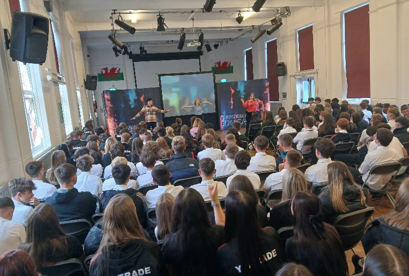 Perfformiadau pwerus i ddisgyblion bl.9-13 gan @theatrepie ar ‘Codi Llaw, Codi Llais’ | Powerful performances by @theatrepie raising awareness of the need to ‘Step in, Speak up’ <a href="/Ysgol_Strade/">Ysgol Y Strade</a>