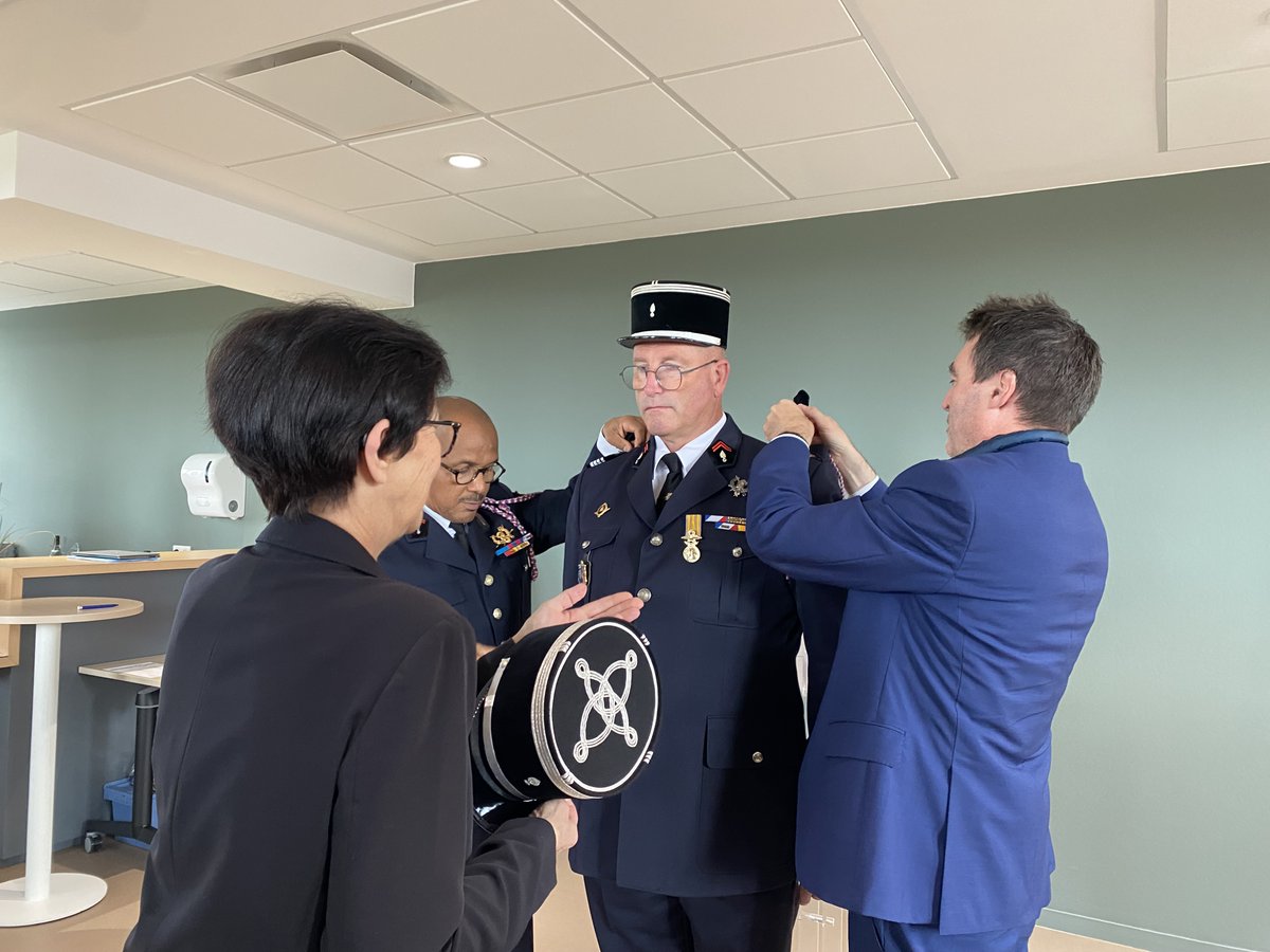 sdis29's tweet image. 2⃣ évènements au centre de formation départemental ce matin à St Ségal.
🔷Signature d'une convention avec le #cèdre
🔷Cérémonie : avancements de grade, médailles d'honneur, lettre de félicitations et cessations d'activité 🎖️