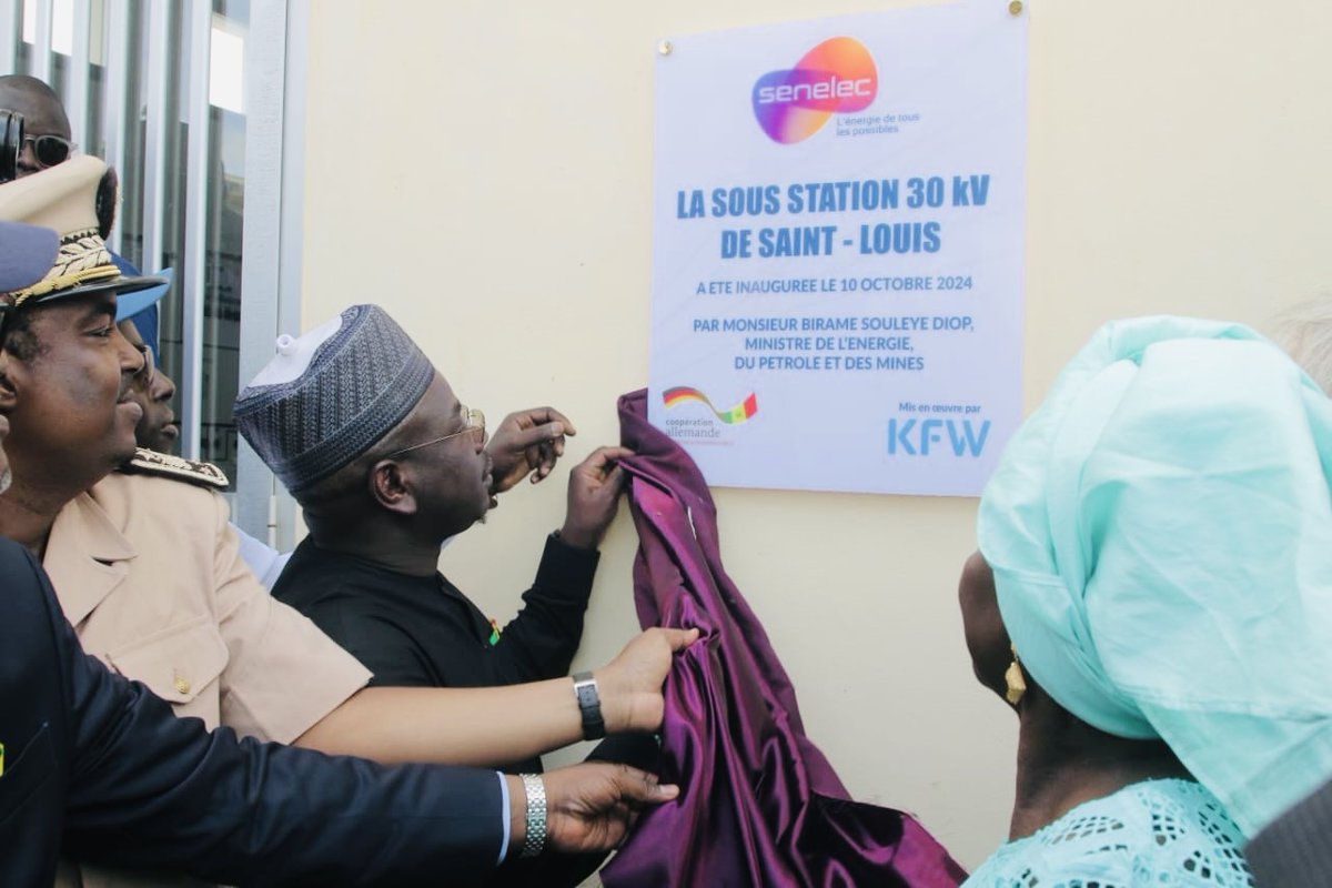 Mepmsenegal's tweet image. 📍𝐒𝐀𝐈𝐍𝐓-𝐋𝐎𝐔𝐈𝐒 | M. @BirameSouleye a inauguré ce jeudi 10 octobre 2024 la sous station de #Senelec. Elle va couvrir la ville de Saint-Louis, le département et une partie de Dagana grâce à ses 30KV. Elle est financée par la Coopération allemande #KfW, avec plus de 26…