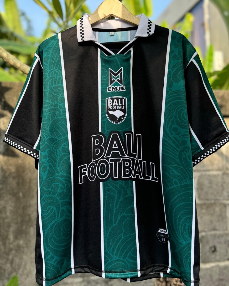 Malik brace, langsung give away 2 jersey gratis buat followers X Bali Football yang retweet tweet ini, goww 😎