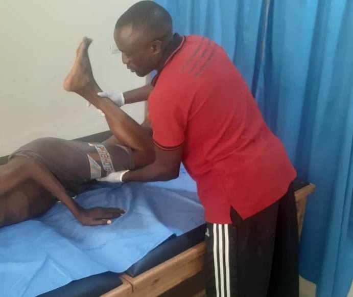 BuntuTv's tweet image. #Burundi:  La #kiné est un traitement non pharmaceutique qui accompagne le traitement pharmaceutique pour mieux guérir les maladies chroniques non transmissibles. Dr #JaphetNdayisenga spécialiste en #physiothérapie,  remarque une avancée dans ce domaine 
@NtareHouse 
@mspls_bdi