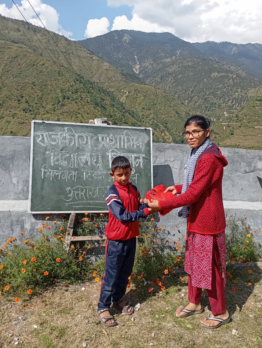 samoon4humanity's tweet photo. School No. 28
 📅 9th October 2024 
🏫 Govt. Primary School Bhigun, Patti-Budhakedar, Block-Bhilangna, Tehri Garhwal

Distributed sweaters to students to help them stay warm this winter. We remain committed to supporting 4000 students in rural Uttarakhand by December 2024. https://t.co/99paZp6ZEe