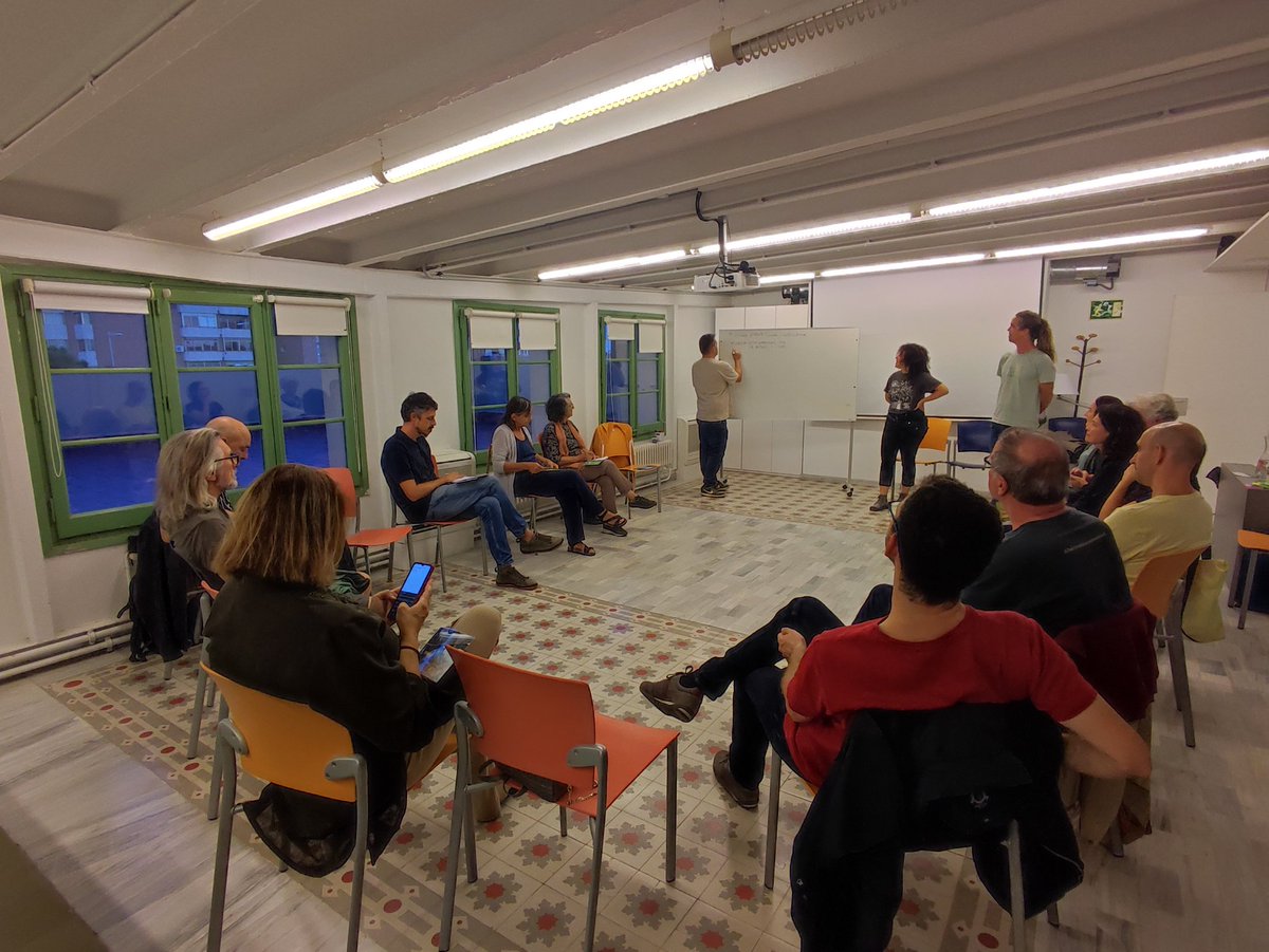 ecapdevilat's tweet image. Primera trobada d'horts de Sarrià i Vallvidrera impulsada per @LaDreceraSv, dinamitzada per L'hortera, a @Casaorlandai: Horts comunitaris (@EspaiGardenyes, el futur Hort de la Veïnal, @CanPujades), escolars (@SagratCorSarria i Nadís), amb participació d'altres horts de la ciutat