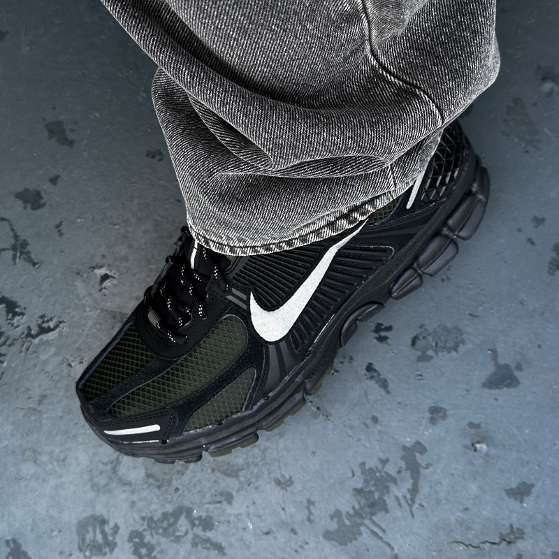 zoom vomero 5 on feet