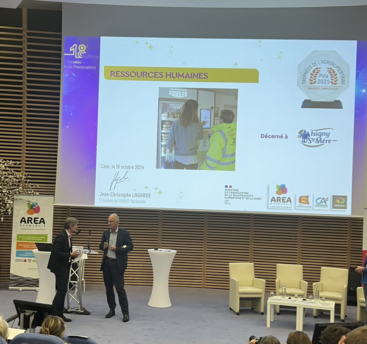 #TropheesAgro 🏆
Bravo à <a href="/IsignySteMere/">Isigny Sainte-Mère</a>, lauréate dans la catégorie Marque Employeur pour la mise en place d’un réfrigérateur connecté accessible H24 pour les salariés via une application👏