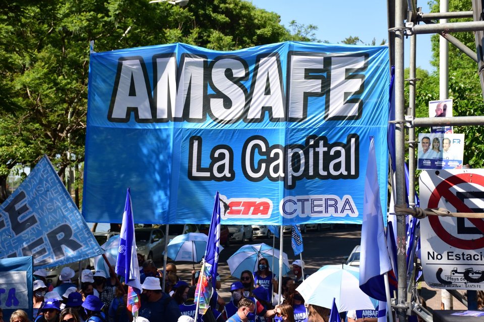 radiolt10's tweet image. #AMSAFE La Capital decidirá entre cuatro mociones y tres son de paro ► lt10.com.ar/noticia/447117…