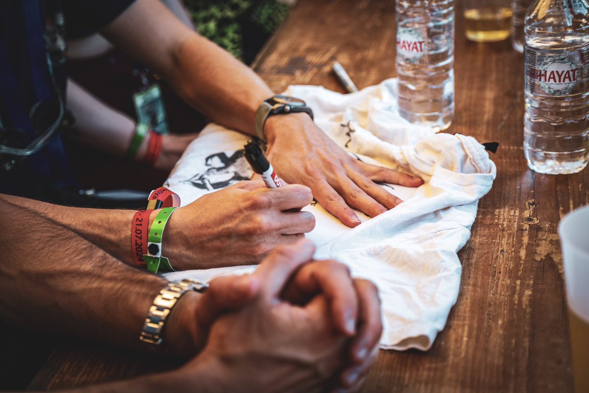 okgoodnightband's tweet photo. Do you own anything signed by 𝓞𝓴 𝓖𝓸𝓸𝓭𝓷𝓲𝓰𝓱𝓽? Share your memories with us in the replies!👇
📸 by Hiromi Berridge
#OkGoodnight #Merch #Signed #SigningSession #NOTP #Explore https://t.co/hTaNRBxPjx