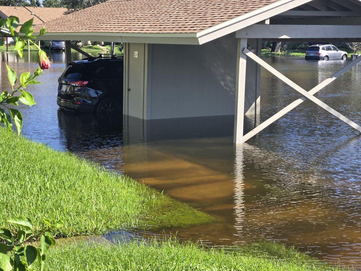 PhotogTravis's tweet photo. Some localized flooding in the Eastlake Woodlands community. Some areas are waist deep. @FOX13News @GenevieveonTV https://t.co/E4S723EmOC