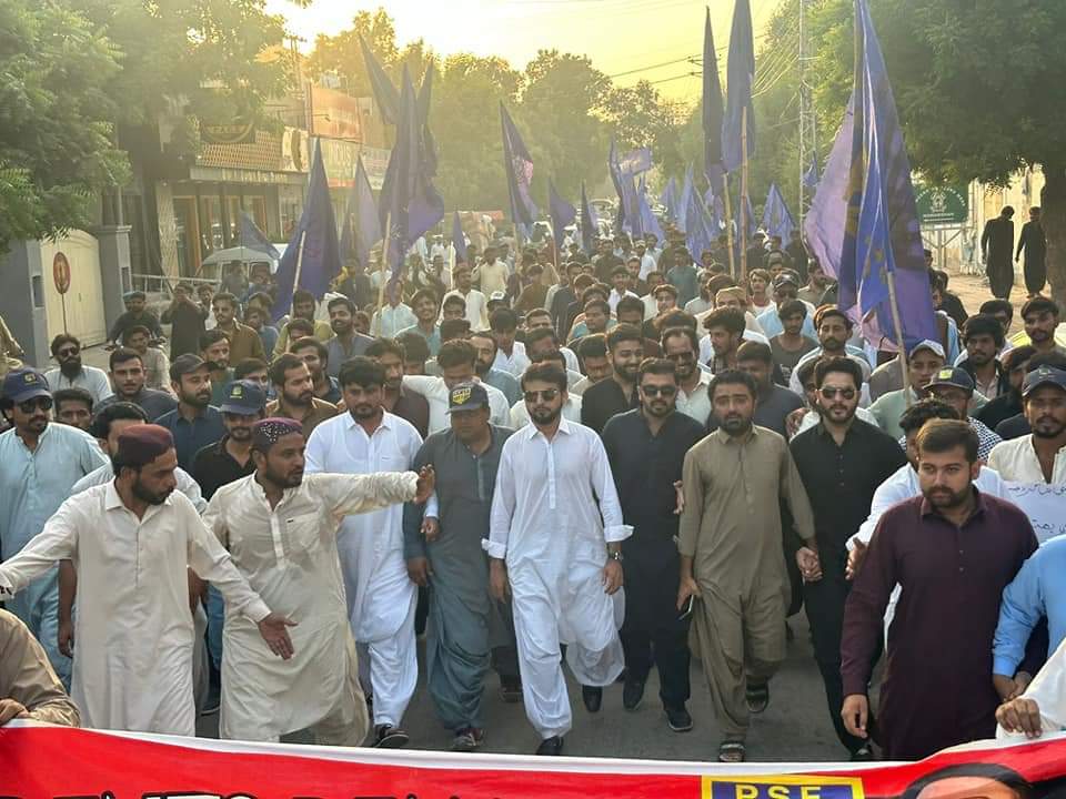 psfmansoor's tweet photo. Today led rally of students of different educational institutes of Shaheed Benazeerabad division from Degree college to Press club Shaheed Benazeerabad.
Students have one sole demand of establishing constitutional court.  
#StudentsDemandConstitutionalCourts  @BBhuttoZardari https://t.co/2Hky6CeQd5