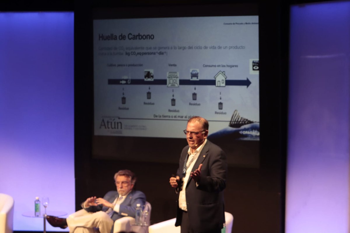 Cuarta y última mesa redonda del VI Congreso Nacional del Atún "El atún como fuente de salud y menor impacto medioambiental" a cargo de:⁣
⁣
🔹Antonio Escribano⁣
🔹Gumersindo Feijoo⁣
⁣
 #CongresoDelAtún2024 #atún #gastronomíasostenible #sostenibilidad <a href="/_Opagac/">OPAGAC</a>